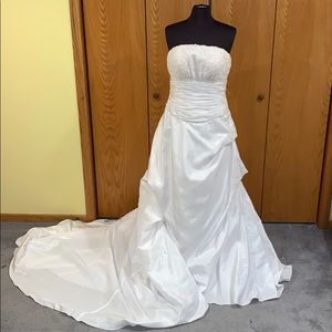 Mary’s Bridal Moda Bella Wedding dress